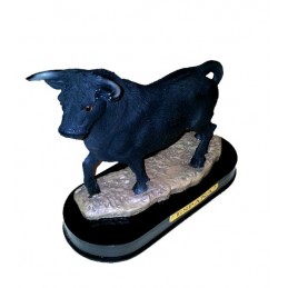 Figura de toro bravo en pedestal